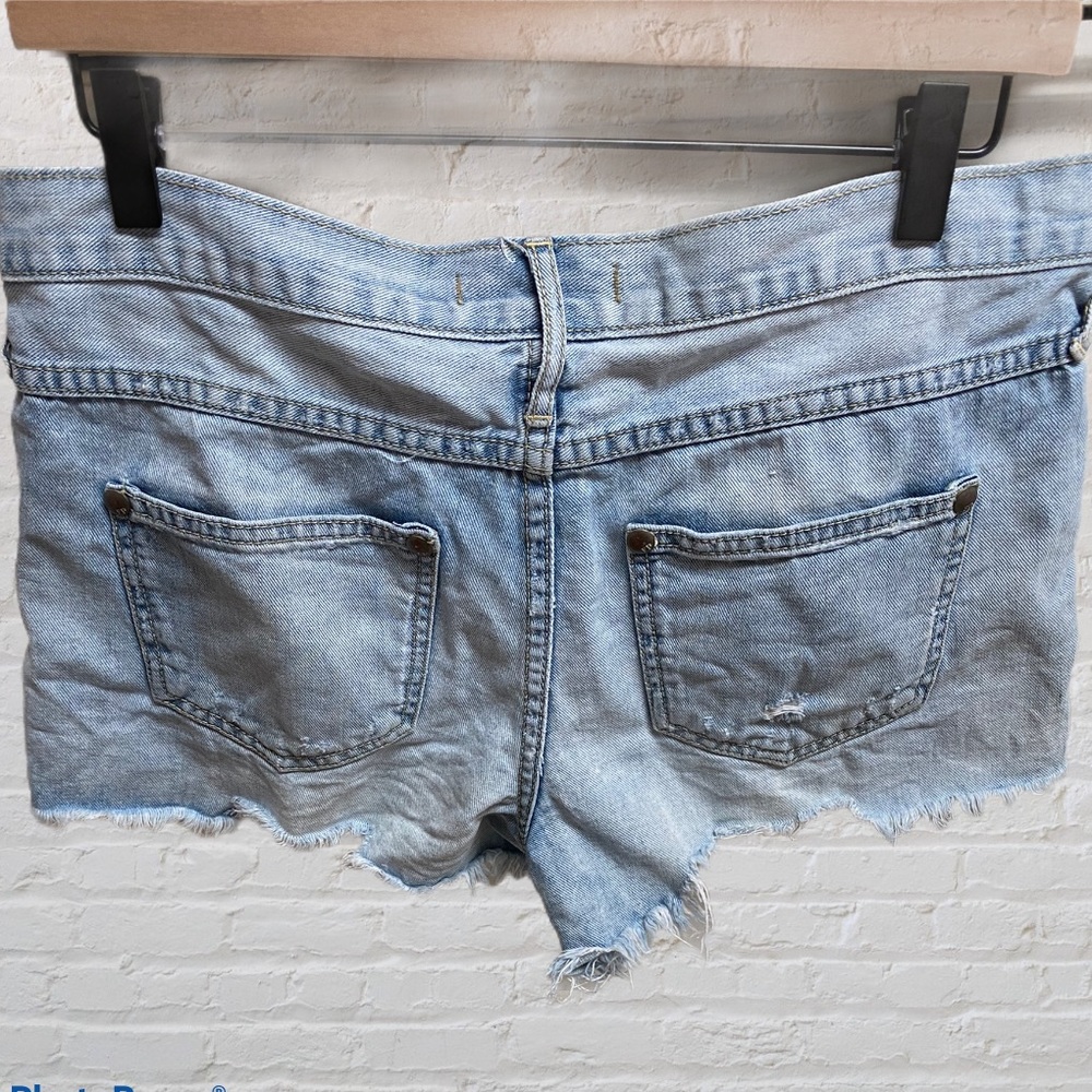 Free People Raw Hem distressed Jean shorts Size 27 - Picture 3 of 12